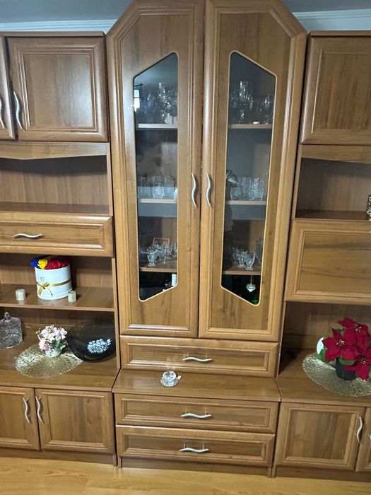 Mobilier living din lemn – vitrină elegantă