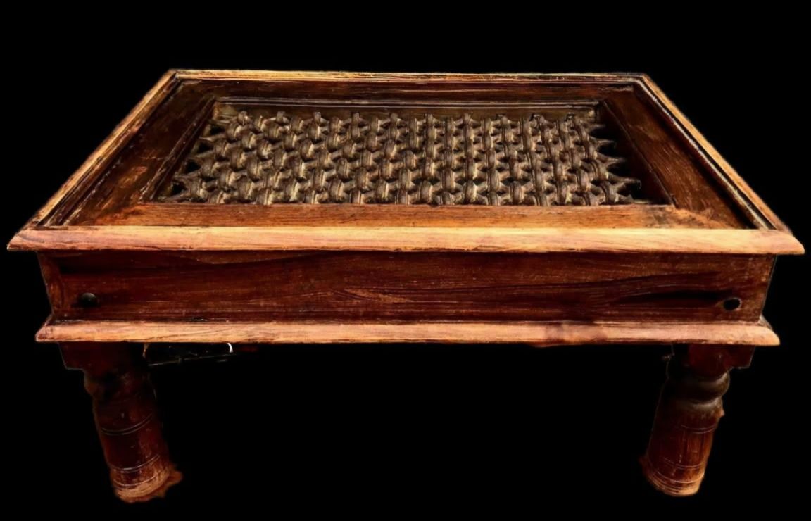 Piesa unica!Măsuță de cafea făcută dintr-un geam medieval