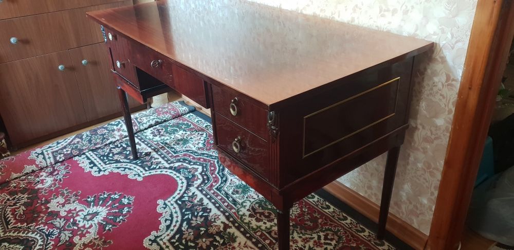 Румынский кресло и писменный стол.