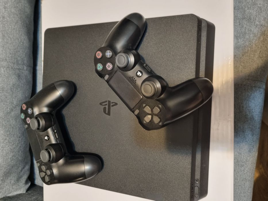 De vânzare PS4  folosit foarte putin