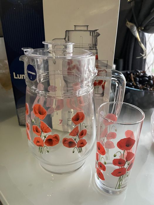 Продам графин +6 стаканов , менажницу,  2 чайных набора