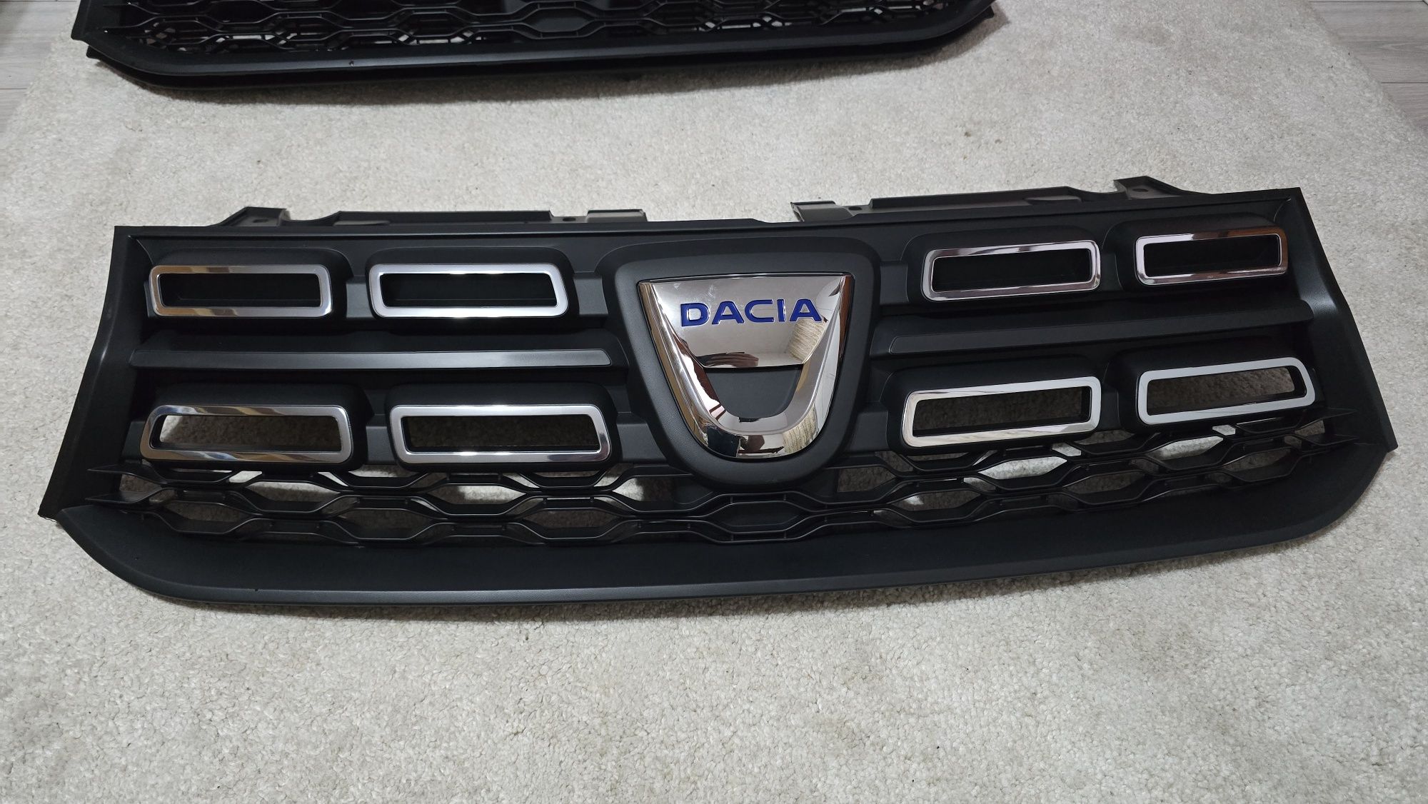 Grila centrala Dacia Logan sandero 2017 2020 grila superioara cu sigla