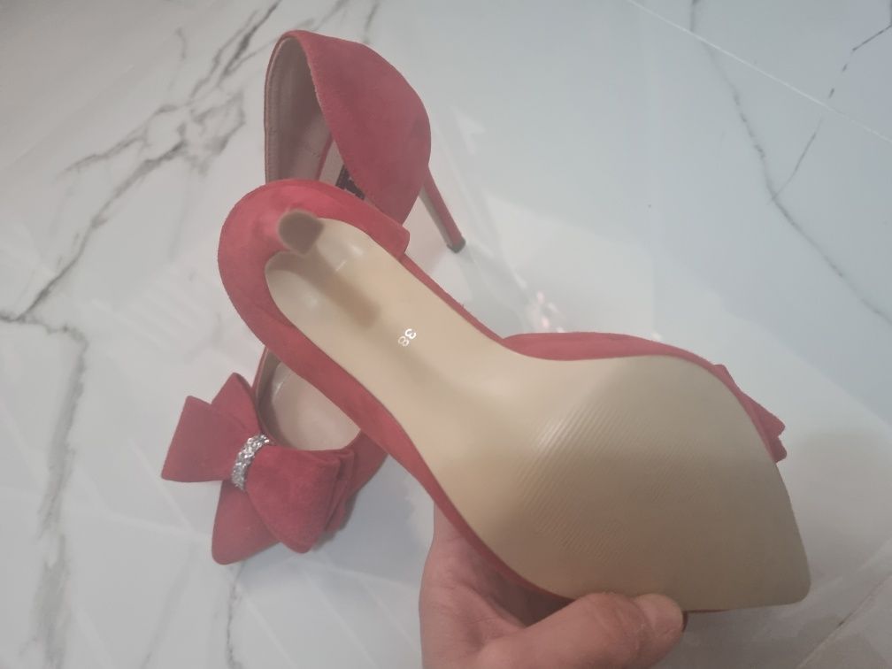 Vând pantofi piele naturala