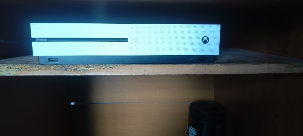 Vând Xbox One s 1 T