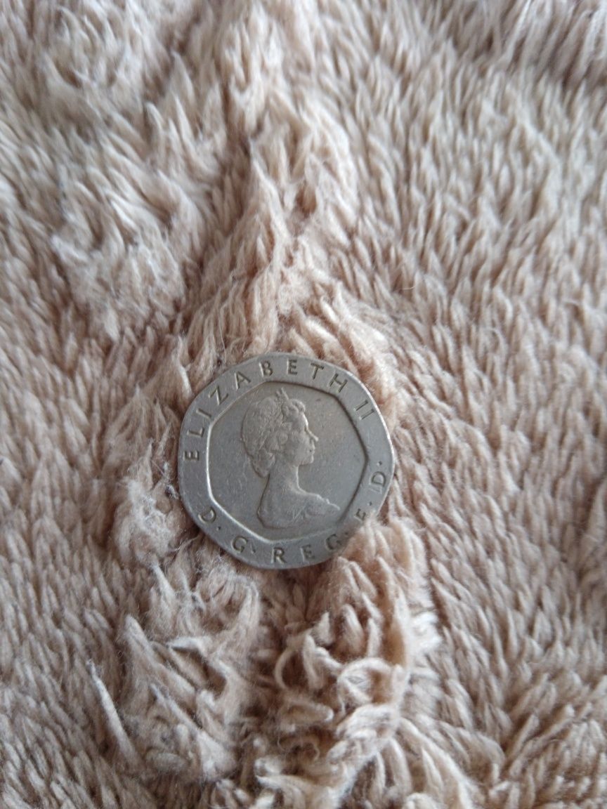 Vând moneda veche Elizabeth twenty pence 1982