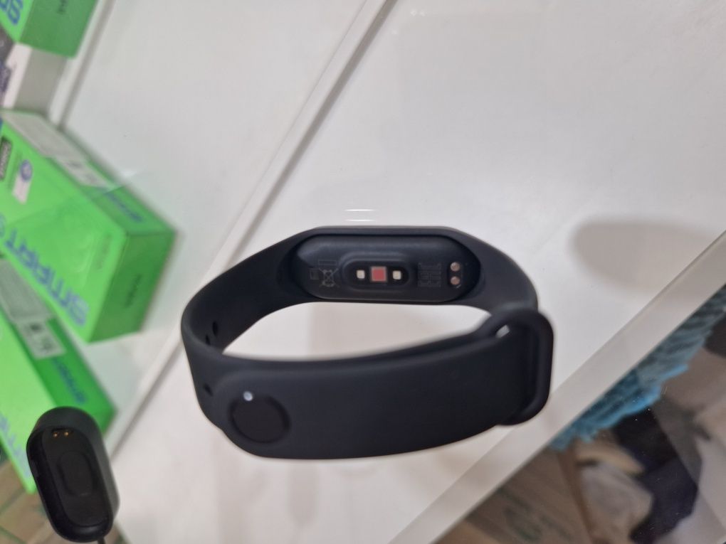 Mi band 4 yangi 
2- dona bor
Arginal 
Kardak bor 
Zaryadi: 4-7 kun.
+z