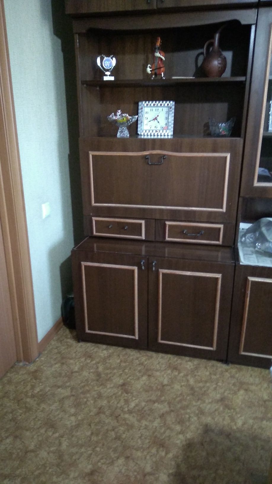 Шкаф для зала с баром