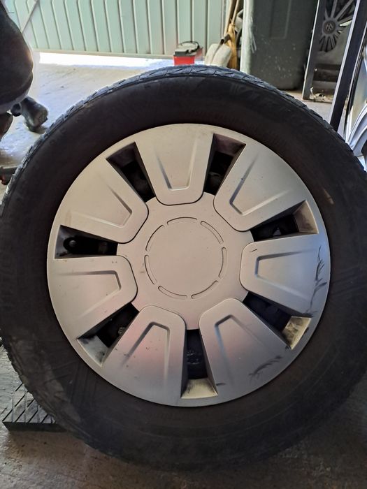 Vând jenti tabla, cu anvelope iarna, capace roti și prezoane