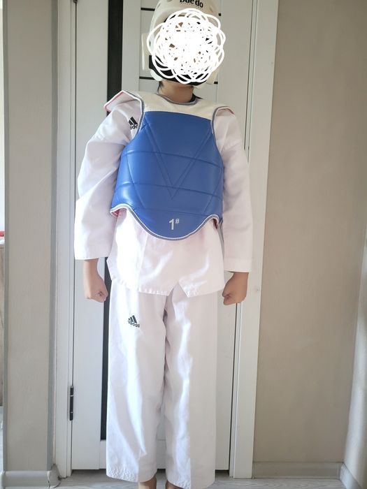 Форма для тайквондо,кимоно, шлем,защитный жилет новый обсолютно