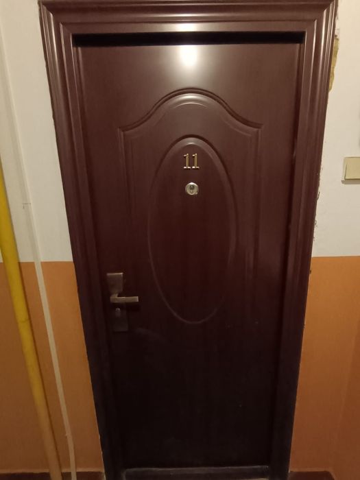 Vind ușa întrare apartament.
