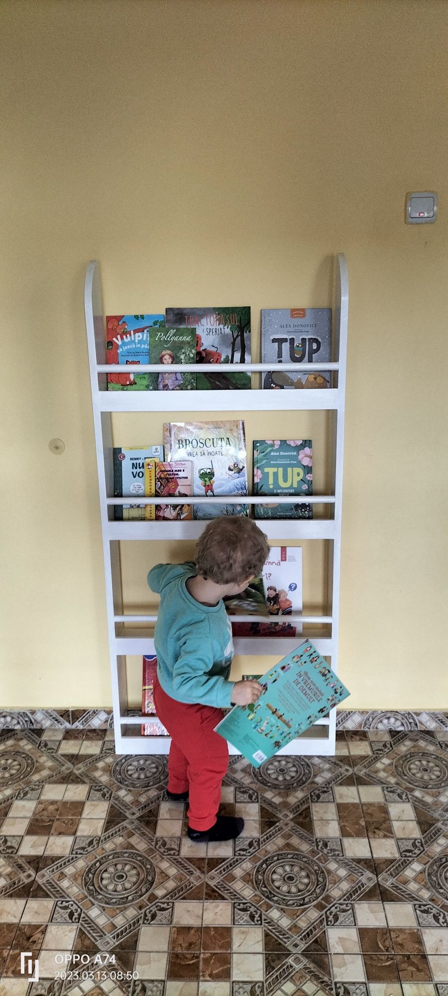 Biblioteca lemn masiv tip Montessori pentru copii