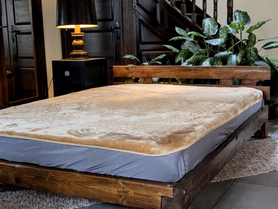 Pat rustic din grinzi vechi