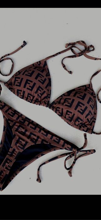 Costum de baieBurberry, Fendi, model 2026, chilot tanga