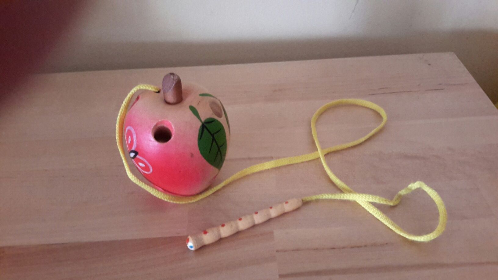 Развивающая игрушка "Гусеница ест яблоко", дерево, Россия.