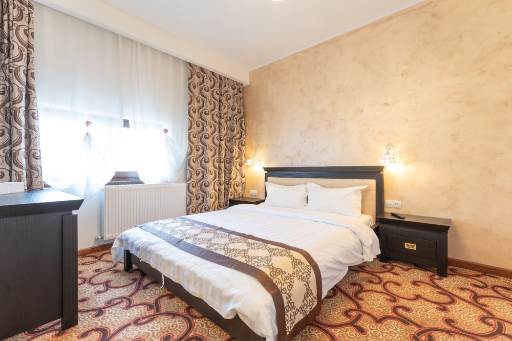 Cabana de inchiriat cu piscina, langa Colibita! !