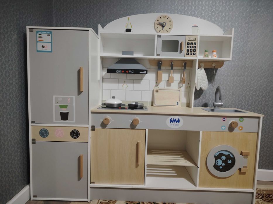 Детский игрушечный кухонный гарнитур.