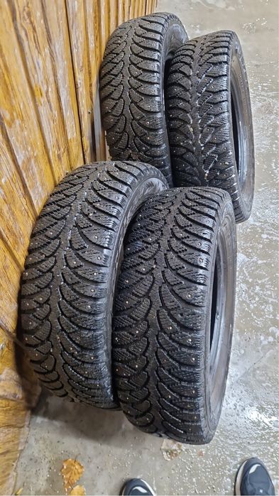 Продам зимние щипованные шины 205/65 r15