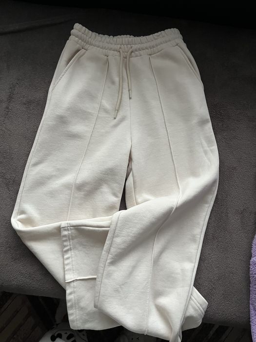 Бежов панталон с плюшена мека материя М размер