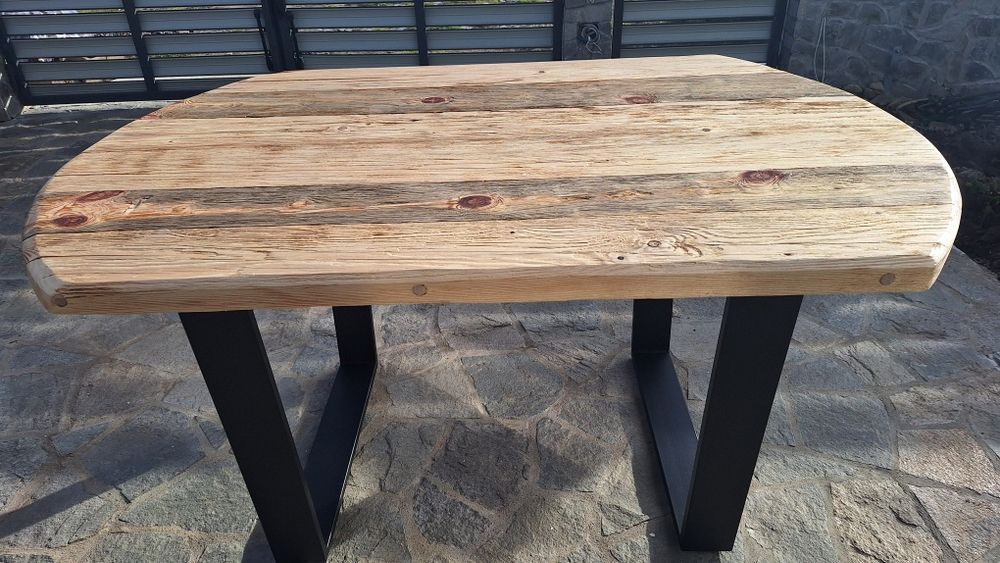 Masă realizată manual din lemn masiv