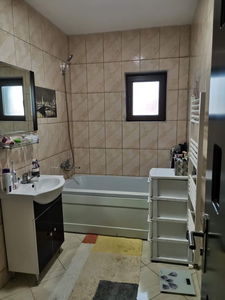 Apartament de vânzare , cu douā camere  complet mobilat