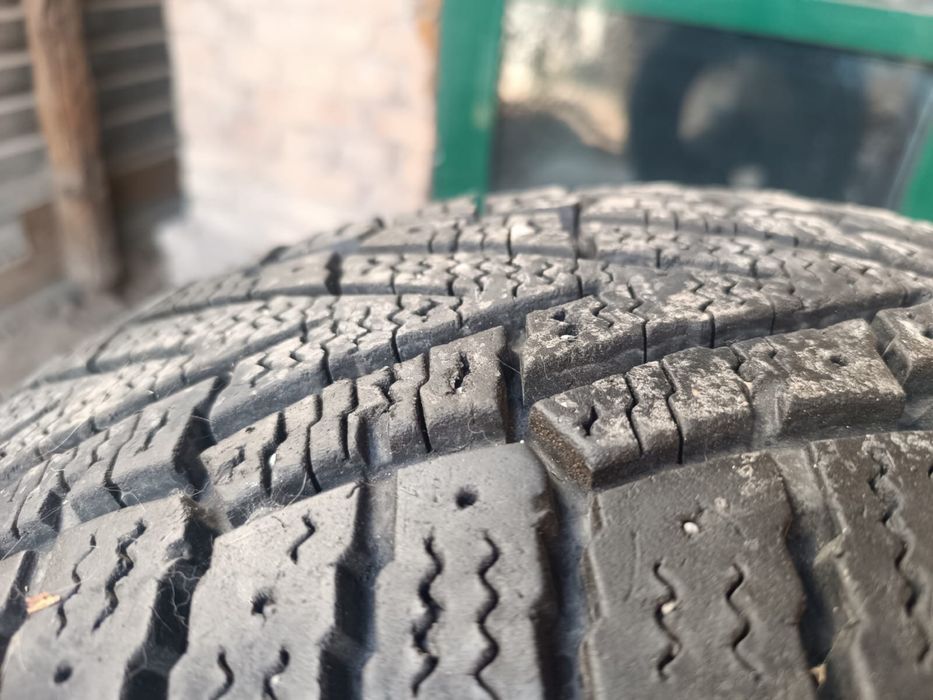 Продам резину б/у на  внедорожник/кроссовер