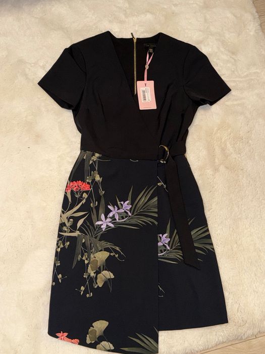 Рокля Ted Baker черна с цветя