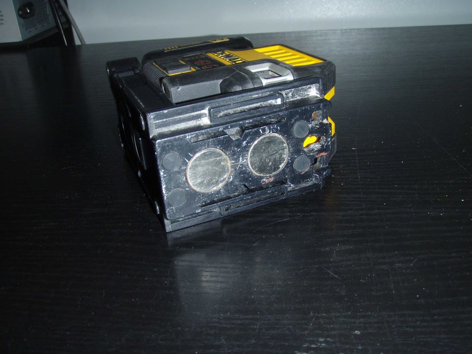 Nivela laser Dewalt DCE0822R + adaptor pentru 4 baterii AA