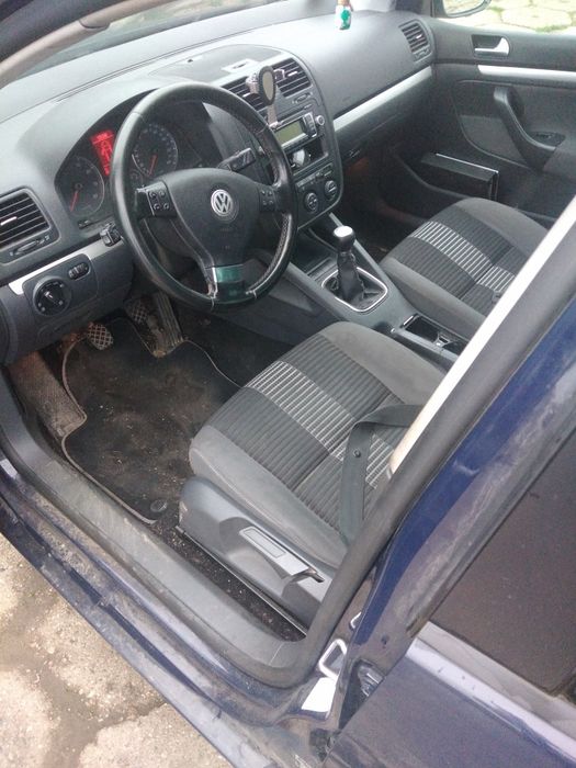 Golf v 2008 motor 1400 benzina. Senzori parcare încălzire scaune etc.