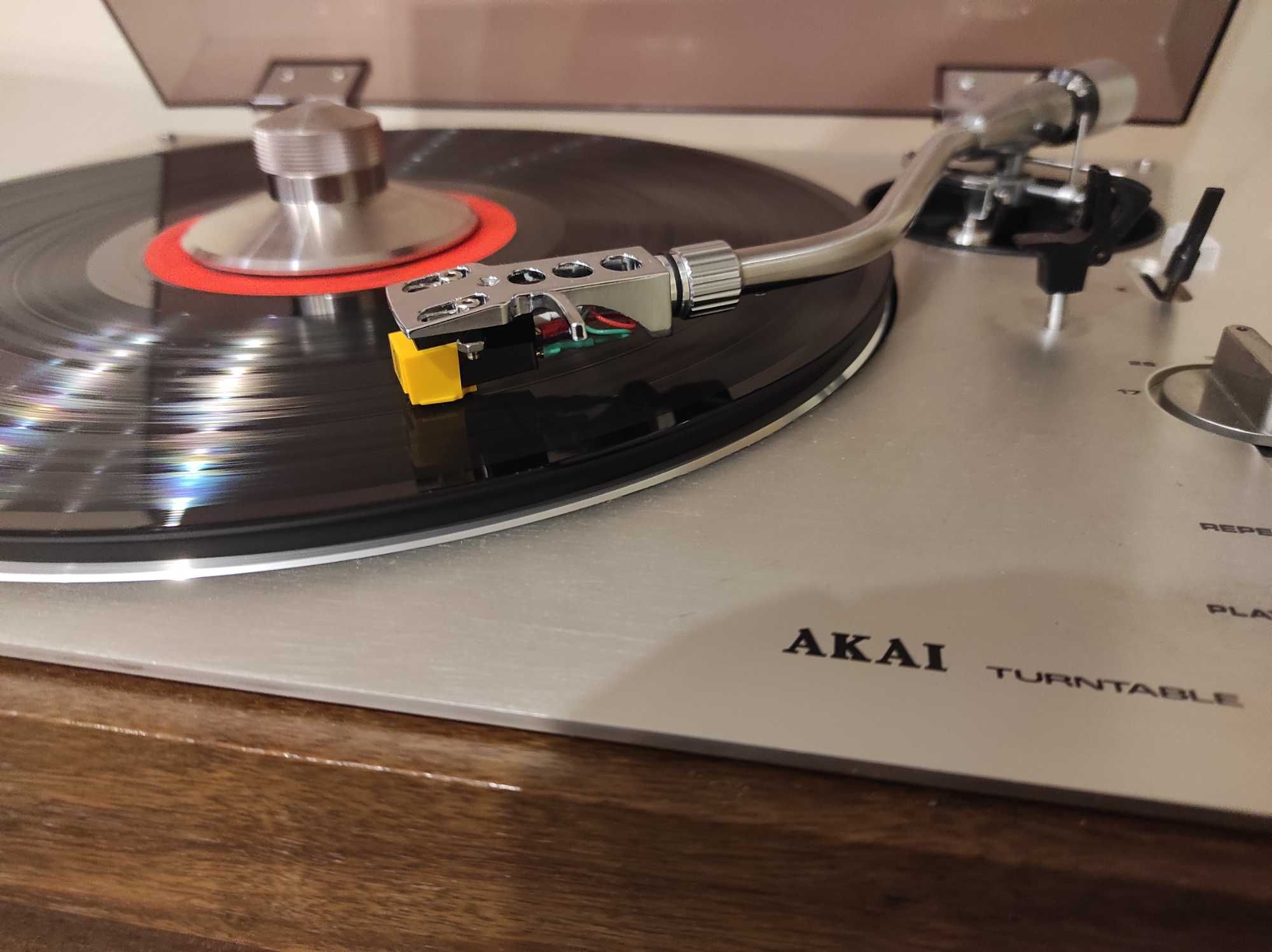 Продавам грамофон AKAI AP-005