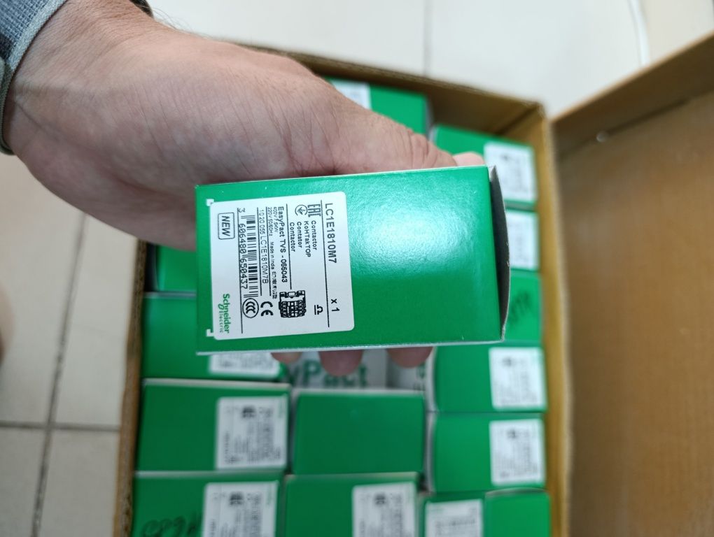 Контактор Shneider electric lC1E1810M7