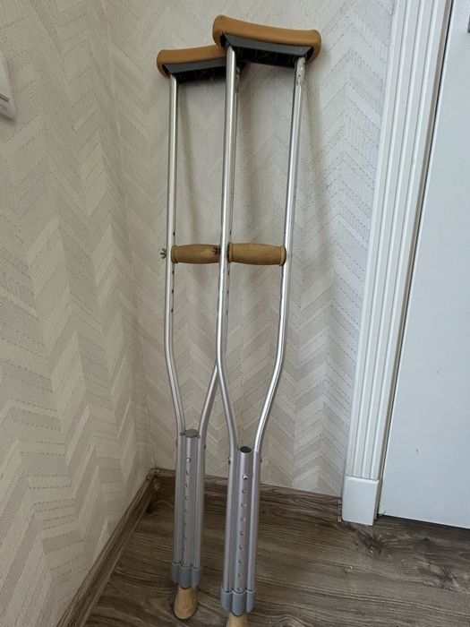 Продам костыли в хорошем состоянии, регулируются