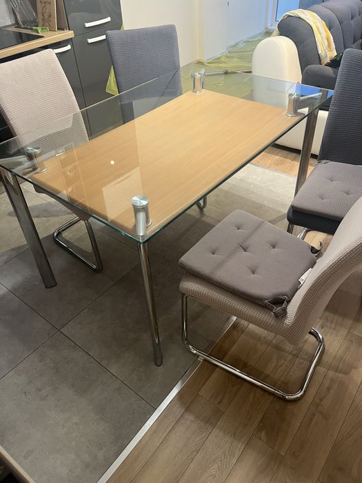 Маса с 4 трапезни стола с възглавнички и холна масичка