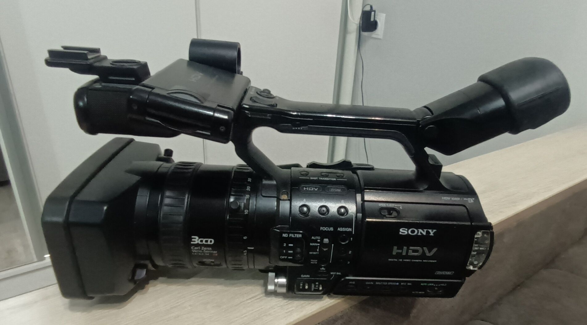 Продаю видеокамеру SONY HDV Z-1E