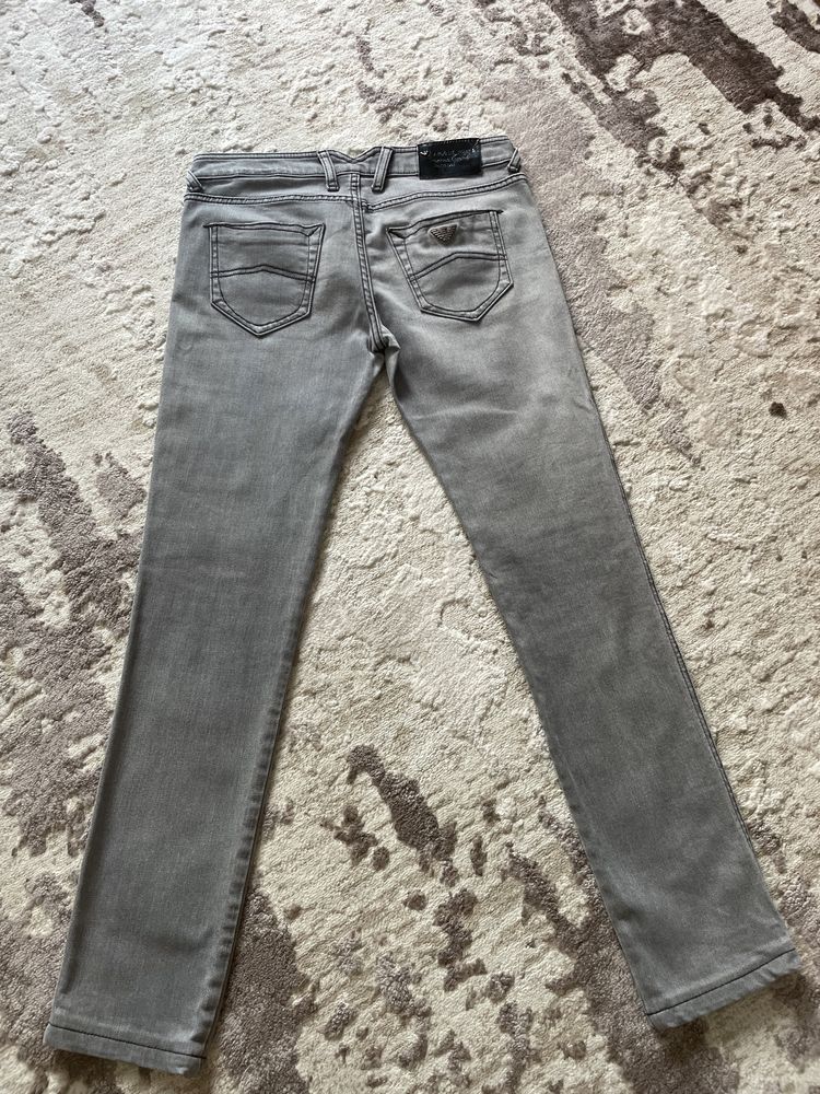 Vând blugi dama originali Armani Jeans