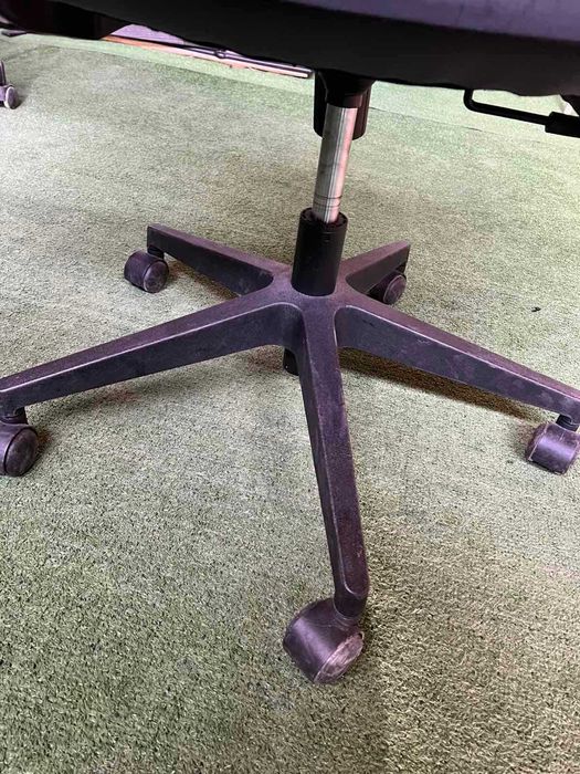 6 офис стола – въртящи, 4 кожени + 2 текстилни