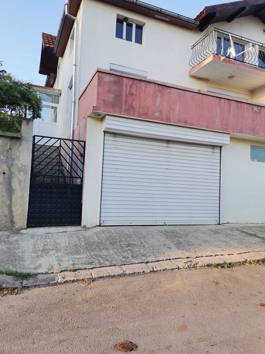 Продавам къща с двор