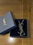 Brosa ysl cu inscriptie