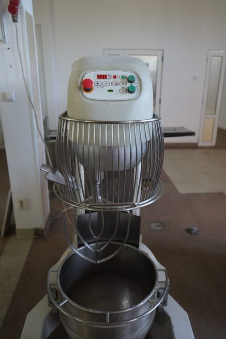 Vând utilaje profesionale pentru patiserie -preturi super