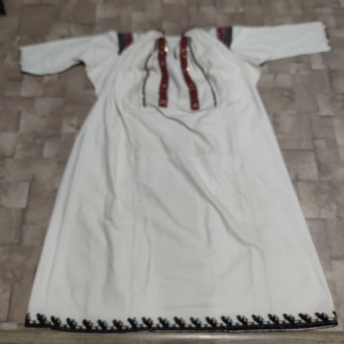 Продавам дамска риза за хърцойска носия