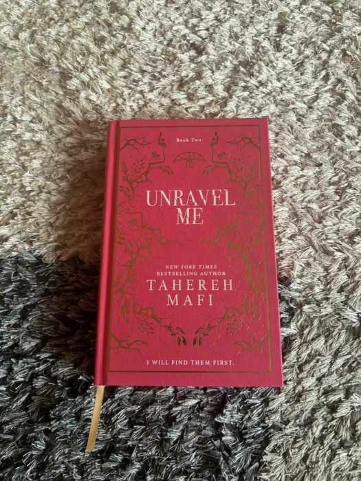 Продавам shatter me series на английски език