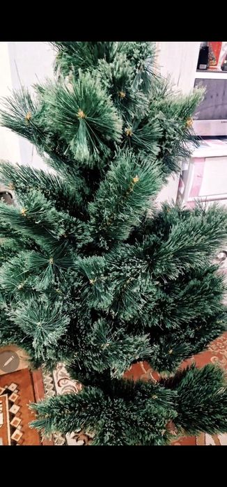 Продам ёлку в наборе,с игрушками гиирляндами.В офис или квартиру.,в оф