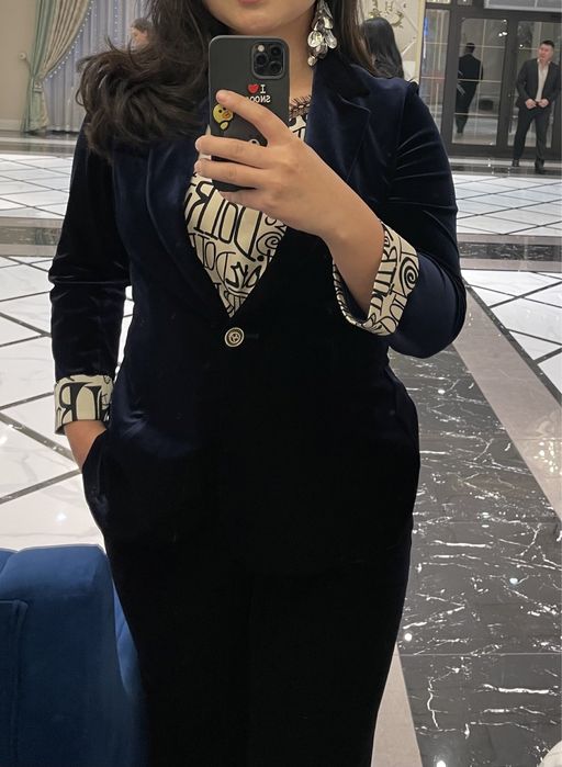 Велюровый брючный костюм тройка