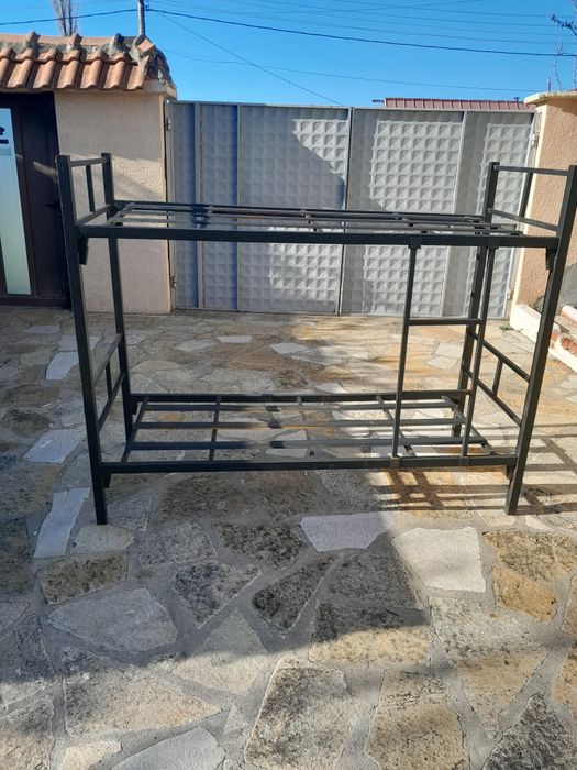 Метално двуетажно легло