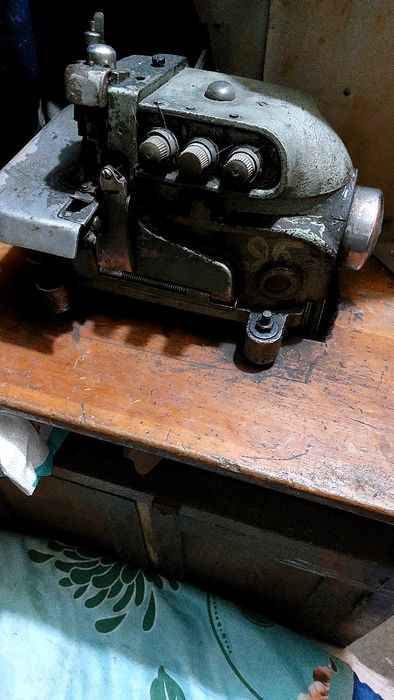 Продам оверлог производственный без стола на тумбе с мотором.