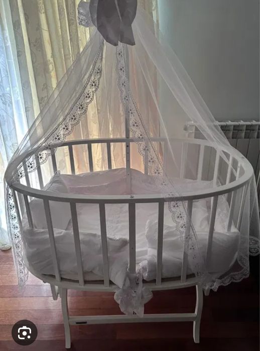 Pătuț rotund care se leagă ,are și baldachin.