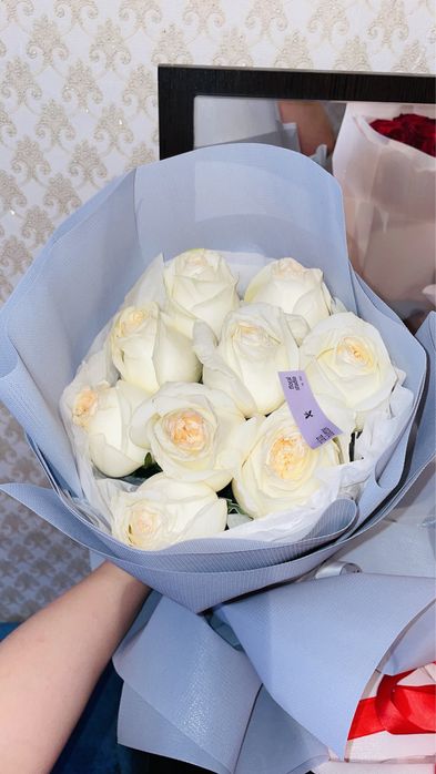 9 пышные белые розы