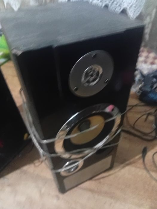 Продаётся срочно колонки в отличном состоянии поют играют