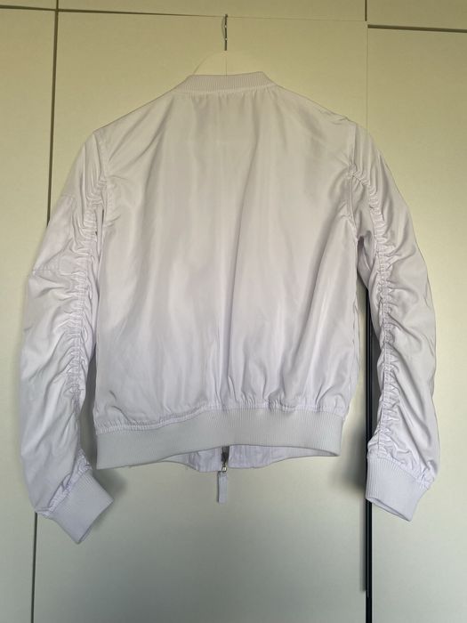 Спортно бяло дамско яке.