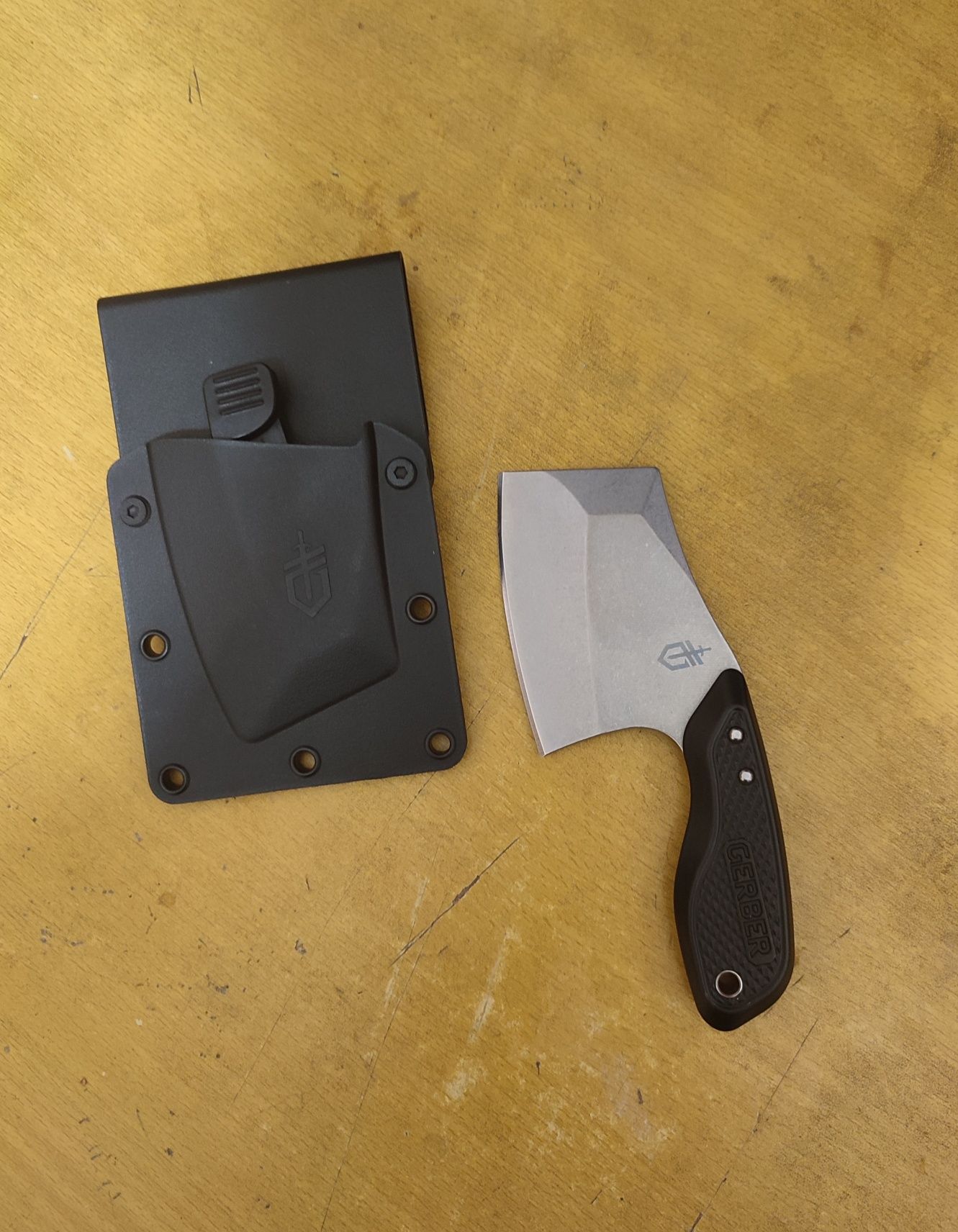 Cutit mini cleaver Gerber Tri-Tip nou