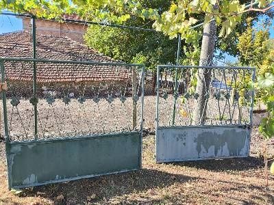 Масивен метален портал с врата